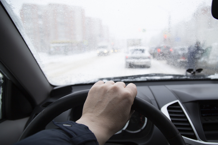 رانندگی با ماشین در جاده ‌های یخ زده کانادا 