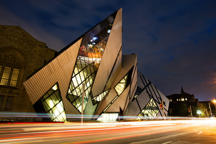The Royal Ontario Museum at night
موزه رویال اونتاریو (ROM)