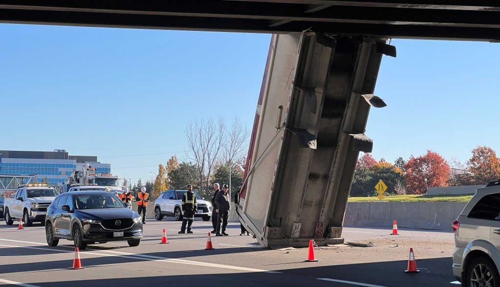 تصادف کامیون با پل در اتاوا
